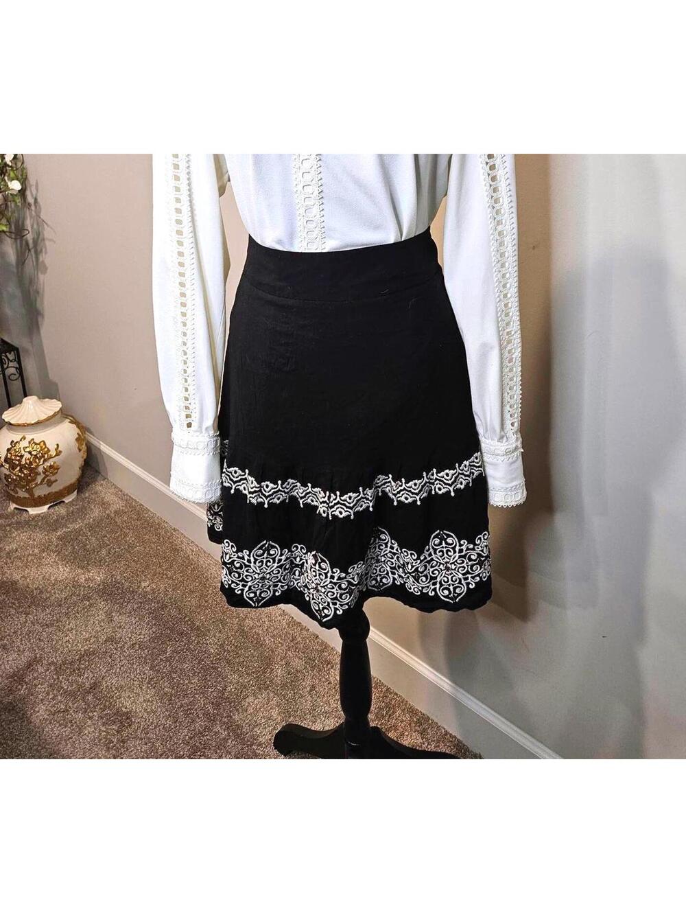 White House Black Market Black Skirt with White Embroidery Size 8